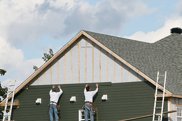 Professional Vinyl Siding technician working in Wellington, OH